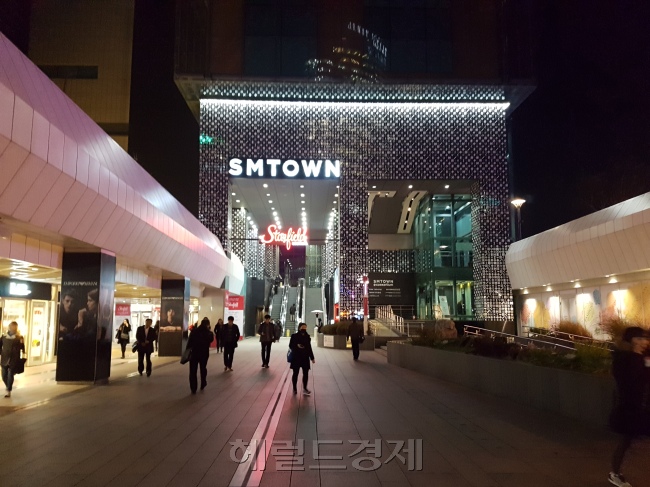 스타필드 코엑스몰점 앞에 위치한 SM타운 모습. [사진=김성우 기자/zzz@heraldcorp.com]