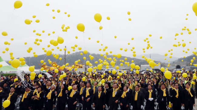 Citizens remember the Sewol ferry tragedy at a two-year memorial event, held on Jindo in April. (Yonhap)