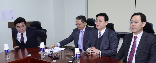 [사진=새누리당 중진의원 6인 협의체가 5일 오전 서울 여의도 국회의원회관에서 회동을 가지고 있다.( 사진 왼쪽부터 원유철, 김재경, 정우택, 주호영 의원) 박해묵 기자/mook@heraldcorp.com]