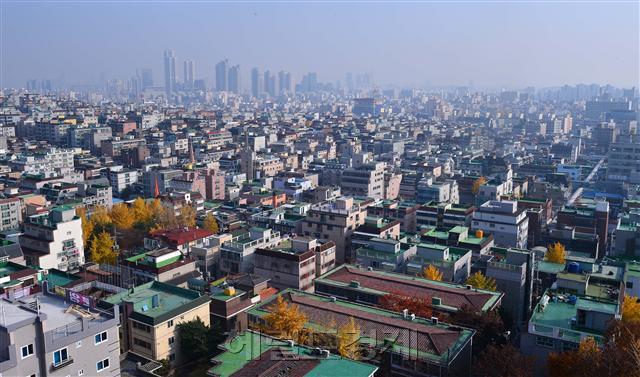 전국적으로 전월세 전환율이 매달 하락세를 보이고 있지만, 1일가구 세입자 등 임차인들의 월세 부담은 여전하다. 사진은 강서구 화곡동 주택가 모습.    이상섭 기자/babtong@heraldcorp.com