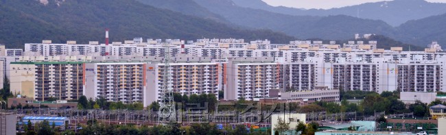 [사진설명=노원구는 용적률이 높아 재건축 사업성이 떨어지지만 노후화돼 개선이 필요한 아파트가 서울시에서 가장 많다. 사진은 상계동 일대 중층 아파트들의 모습. 이상섭 기자/babtong@heraldcorp.com]