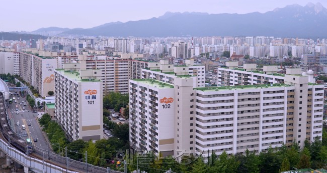 [사진설명=노원구는 용적률이 높아 재건축 사업성이 떨어지지만 노후화돼 개선이 필요한 아파트가 서울시에서 가장 많다. 사진은 상계동 일대 중층 아파트들의 모습. 이상섭 기자/babtong@heraldcorp.com]