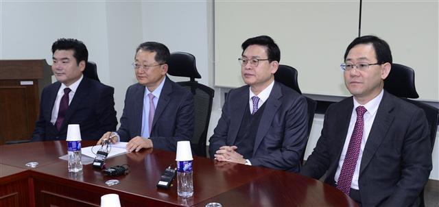 새누리당 중진의원 6인 협의체는 5일 오전 서울 여의도 국회의원회관에서 만나 비상대책위원장을 추천할 예정이었지만, 탄핵 변수, 후보들의 고사 등을 이유로 추천을 무기한 연기했다. (왼쪽부터) 원유철, 김재경, 정우택, 주호영 의원.  박해묵 기자/mook@