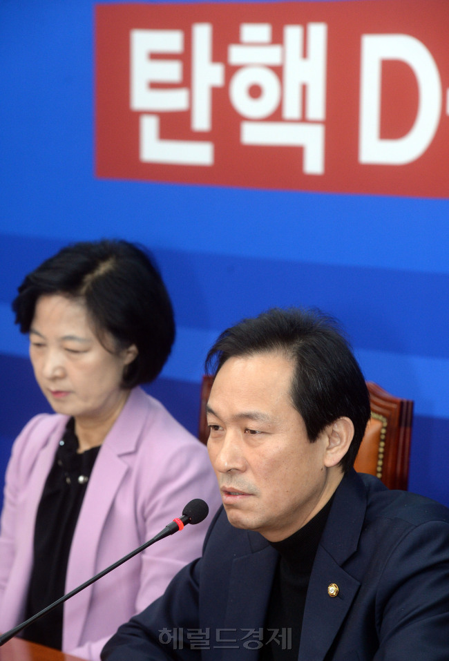 우상호 더불어민주당 원내대표가 5일 오전 서울 여의도 국회에서 열린 최고위원회의에서 발언을 하고 있다./ 안훈 기자 rosedale@heraldcorp.com 2016.12.05
우상호 더불어민주당 원내대표가 5일 오전 서울 여의도 국회에서 열린 최고위원회의에서 발언을 하고 있다./ 안훈 기자 rosedale@heraldcorp.com 2016.12.05