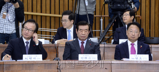 [사진=박근혜정부의 최순실등 민간인에 의한 국정농단 의혹사건 진상규명을 위한 국정조사특별위원회가 5일 오전 서울 여의도 국회에서 열린 가운데 허원제 대통령 비서실 정무무석, 한광옥 대통령 비서실장, 유일호 경제부총리가 굳은 표정을 짓고 있다. 박해묵 기자/mook@heraldcorp.com]