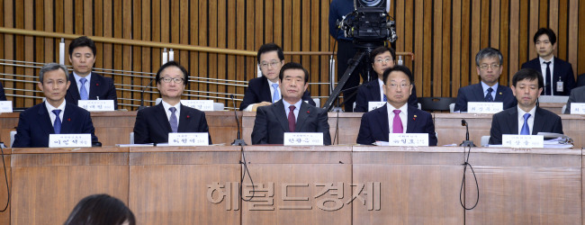 [사진=박근혜정부의 최순실등 민간인에 의한 국정농단 의혹사건 진상규명을 위한 국정조사특별위원회가 5일 오전 서울 여의도 국회에서 열린 가운데 허원제 대통령 비서실 정무무석, 한광옥 대통령 비서실장, 유일호 경제부총리가 굳은 표정을 짓고 있다. 박해묵 기자/mook@heraldcorp.com]