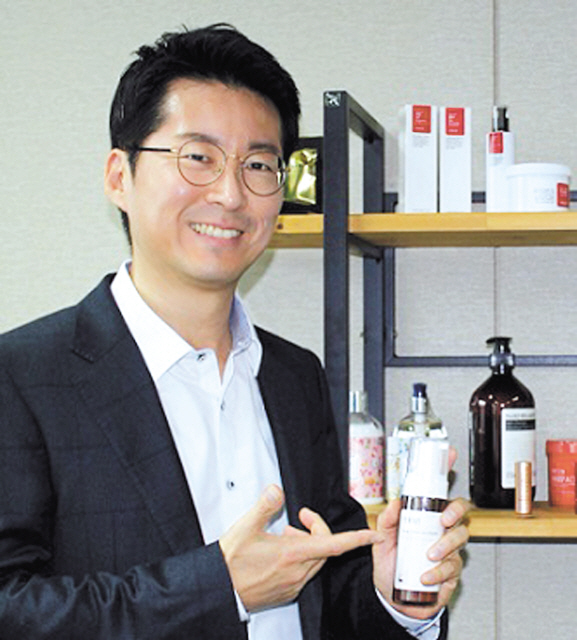 실리콘투 김성운 대표가 성남시 판교 본사에서 수출 주력 화장품에 대해 소개하고 있다.