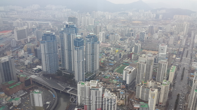 부산과 대구 등 지방 대도시의 인구가 지속적으로 감소하고 있다. 반면 새로 공급된 아파트 규모는 좀처럼 줄지 않는다. 이 때문에 입주 이후에 공급과잉 타격이 불거질 수 있다는 비관론이 꾸준히 제기되고 있다. 사진은 부산 도심 전경.    [헤럴드경제DB]