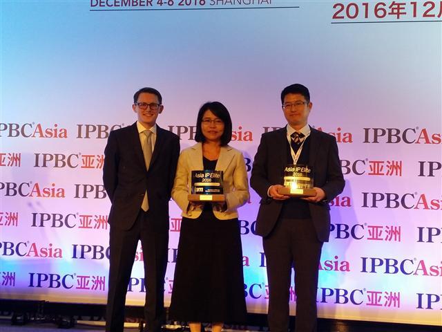 ETRI는 지난 5일 중국 상하이 리츠칼튼 호텔에서 열린 ‘IPBC 아시아 2016 ’ 행사에서 ‘올해의 연구기관상’을 수상했다.사진 오른쪽이 ETRI 신정혁 지식재산경영부장.