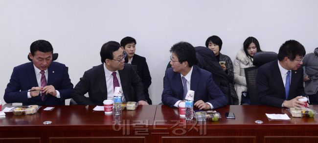 [사진설명=6일 오전 서울 여의도 국회에서 새누리당 비상시국위원회가 열리고 있다. 박해묵 기자 mook@heraldcorp.com]
