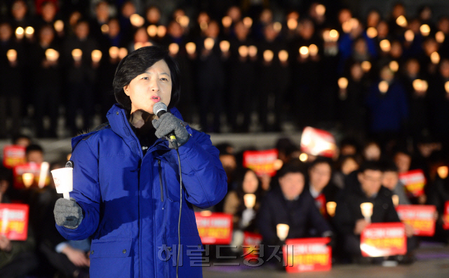 [사진설명=5일 서울 여의도 국회에서 더불어민주당 의원들이 촛불을 들고 박근혜 대통령 탄핵을 요구하는 내용의 구호를 외치고 있는 가운데 추미애 대표가 발언을 하고 있다. 박해묵 기자 mook@heraldcorp.com]