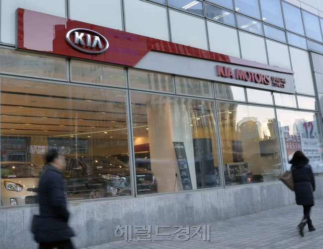 [사진설명=노후 경유차를 폐차하고 새차를 사면 개소세를 감면해주는 제도가 시행됐지만 영업 현장에선 제대로 된 안내가 아직 안되고 있다. 사진은 서울시내 한 완성차 대리점 모습 윤병찬 기자/yoon4698@heraldcorp.com]