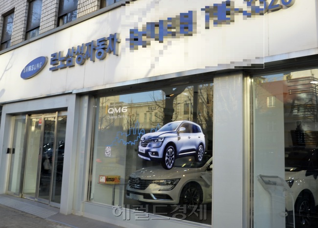 [사진설명=노후 경유차를 폐차하고 새차를 사면 개소세를 감면해주는 제도가 시행됐지만 영업 현장에선 제대로 된 안내가 아직 안되고 있다. 사진은 서울시내 한 완성차 대리점 모습 윤병찬 기자/yoon4698@heraldcorp.com]
