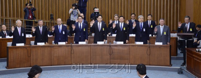 [사진설명=지난 6일 국회에서 열린 ‘국회 최순실 게이트 진상 규명 국정조사’ 청문회에 출석한 대기업 총수들이 증인 선서를 하고 있다. 8대 기업 총수들이 국회 청문회에 출석한 것은 지나 1988년 5공비리 청문회 이후 28년 만이다. 박해묵 기자/mook@heraldcorp.com]