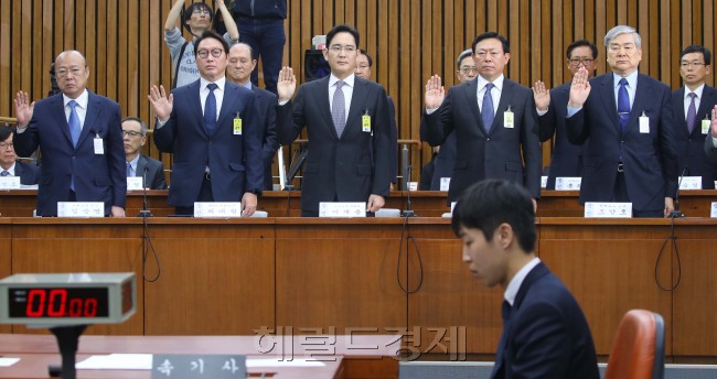 [사진설명='최순실 국정농단 게이트' 진상 규명을 위한 국회 국정조사특위가 6일 서울 여의도 국회에서 첫 청문회를 열고 있다. 8대 대기업 그룹 총수들이 국회 청문회에 출석한 건 88년 5공비리 청문회 이후 처음이다.  박해묵 기자/mook@heraldcorp.com]