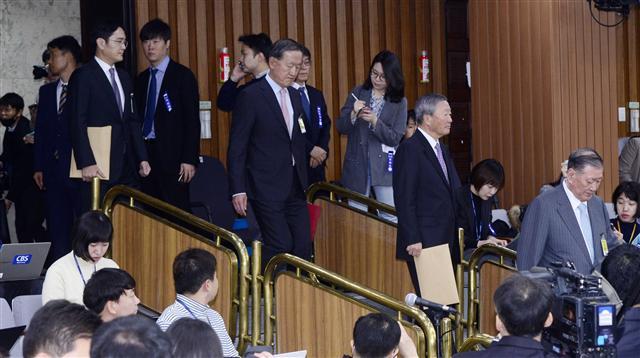 ‘최순실 국정농단 게이트’ 진상 규명을 위한 국회 국정조사특위 청문회가 6일 서울 여의도 국회에서 열린 가운데 재계 총수들이 청문회 장소로 입장하고 있다. (오른쪽부터) 정몽구 현대차 회장, 구본무 LG 회장, 허창수 전경련 회장(GS 회장), 이재용 삼성전자 부회장.  박해묵 기자/mook@heraldcorp.com