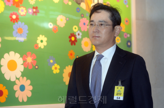 6일 오전 서울 여의도 국회_국정조사 특위 증인 출석하기 위해 국회 들어서는 이재용 삼성전자 부회장./ 안훈 기자 rosedale@heraldcorp.com 2016.12.06
