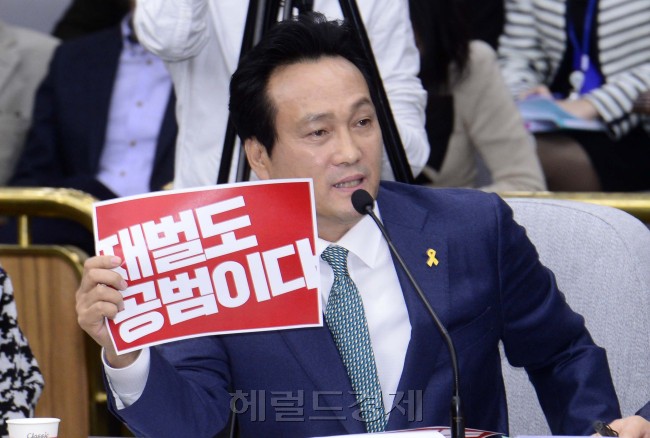 [사진=6일 서울 여의도 국회에서 '최순실 국정농단 게이트' 진상 규명을 위한 국회 국정조사특위의 첫 청문회가 열린 가운데 안민석 더불어민주당 의원이 이재용 삼성전자 부회장을 상대로 질의하고 있다. 박해묵 기자/mook@heraldcorp.com]