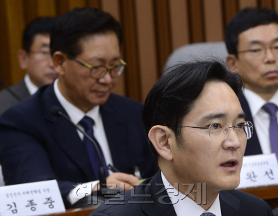 [사진설명=6일 서울 여의도 국회에서 '최순실 국정농단 게이트' 진상 규명을 위한 국회 국정조사특위의 첫 청문회가 열린 가운데 이재용 삼성전자 부회장이 국민연금 관련 질문에 답하고 있다. 뒷줄에 앉은 홍완선 전 국민연금 기금운용본부장이 굳은 표정을 짓고 있다.  박해묵 기자/mook@heraldcorp.com]