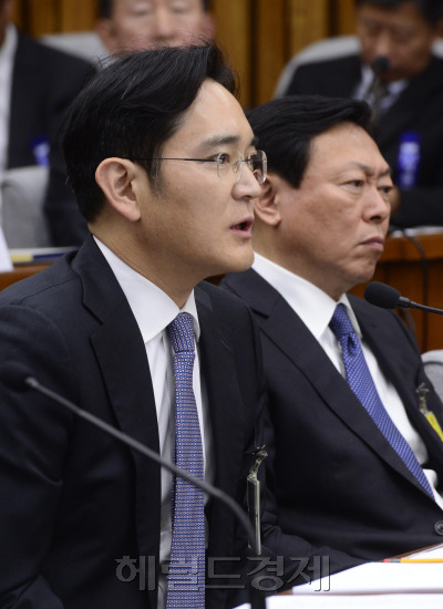 [사진설명=6일 서울 여의도 국회에서 ‘최순실 국정농단 게이트’ 진상 규명을 위한 국회 국정조사특위의 첫 청문회가 열린 가운데 이재용 삼성전자 부회장이 의원들의 질의에 답하고 있다. 박해묵 기자/mook@heraldcorp.com]