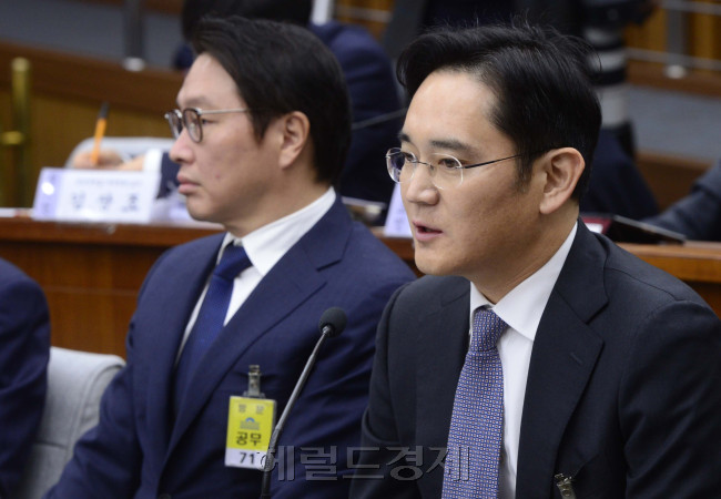 [사진=6일 서울 여의도 국회에서 '최순실 국정농단 게이트' 진상 규명을 위한 국회 국정조사특위의 첫 청문회가 열린 가운데 이재용 삼성전자 부회장이 의원들의 질의에 답하고 있다. 헤럴드경제 박해묵 기자/mook@heraldcorp.com]