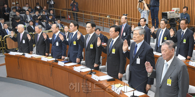 [사진=국회에서 6일 열린 박근혜ㆍ최순실 게이트 국정조사 특별위원회의 1차 청문회에 허창수 전경련 회장, 정몽구 현대기아차 회장, 조양호 한진그룹 회장, 신동빈 롯데그룹 회장, 이재용 삼성그룹 부회장, 최태원 SK그룹 회장, 김승연 한화그룹 회장, 구본무 LG그룹 회장, 손경식 CJ그룹 회장이 출석하고 있다. 박해묵 기자/mook@heraldcorp.com]