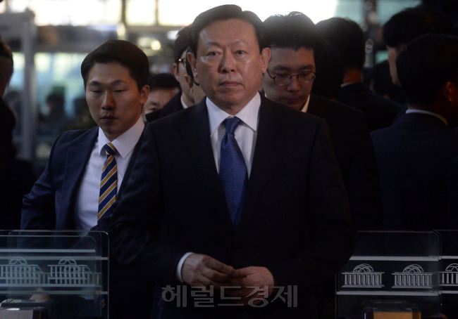 [사진설명=6일 오전 최순실 국정농단 진상규명 국조 특위 청문회에 참석하기 위해 여의도 국회 청사에 들어서는 신동빈 롯데그룹 회장. 안훈 기자/rosedale@heraldcorp.com]