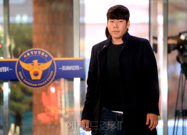 [사진설명=‘음주운전 뺑소니’ 사고를 낸 미국 프로야구 메이저리그 피츠버그 파이어리츠 소속 선수 강정호 씨가 6일 오후 2시45분께 서울 강남경찰서에 피의자 신분으로 소환 조사를 받기 위해 출석하고 있다. 박현구 기자/phko@heraldcorp.com]