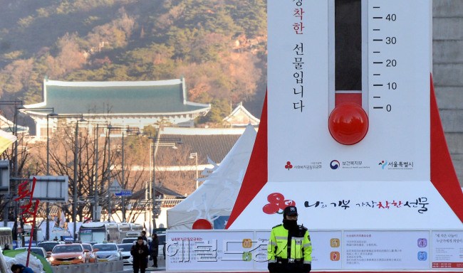 [헤럴드경제=박현구 기자] 수도권 일부 지역에 한파주의보가 발령된 6일 오전 서울 종로구 광화문광장에 설치된 ‘사랑의 온도탑’ 수은주가 6.7도를 나타내고 있다. 사회복지공동모금회(사랑의 열매)에 해마다 세우는 ‘사랑의 온도탑’은 모금이 목표액수를 채우면 수은주가 100도로 오르게 된다. 올해는 경제난에 ‘박근혜-최순실 게이트’ 정국까지 겹쳐 기부 문화가 위축되고 있다는 우려의 목소리가 나오고 있다. ‘사랑의 온도탑’ 너머로 청와대가 보인다.
phko@heraldcorp.com