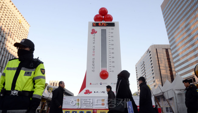 [헤럴드경제=박현구 기자] 수도권 일부 지역에 한파주의보가 발령된 6일 오전 서울 종로구 광화문광장에 설치된 ‘사랑의 온도탑’ 수은주가 6.7도를 나타내고 있다. 사회복지공동모금회(사랑의 열매)에 해마다 세우는 ‘사랑의 온도탑’은 모금이 목표액수를 채우면 수은주가 100도로 오르게 된다. 올해는 경제난에 ‘박근혜-최순실 게이트’ 정국까지 겹쳐 기부 문화가 위축되고 있다는 우려의 목소리가 나오고 있다. ‘사랑의 온도탑’ 너머로 청와대가 보인다.
phko@heraldcorp.com