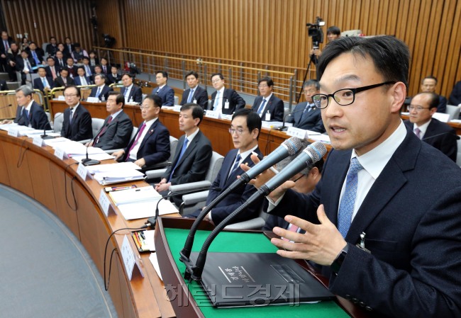 [사진설명=청와대가 최근 대량 구입한 태반주사 등이 당초 경호원 등 전체 직원들의 건강관리를 위한 것이라는 해명과 달리 박근혜 대통령에게 처방된 것으로 드러나면서 청와대의 거짓 해명이 논란이 되고 있다. 사진은 이선우 청와대 의무실장이 5일 국정조사에서 박 대통령에게만 태반주사 처방을 했다고 밝히는 모습. 박해묵 기자/mook@heraldcorp.com]