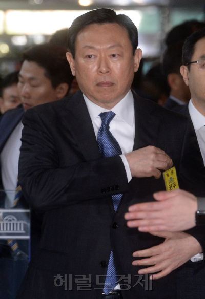 [사진설명=6일 오전 최순실 국정농단 진상규명 국조 특위 청문회에 참석하기 위해 여의도 국회 청사에 들어서는 신동빈 롯데그룹 회장. 안훈 기자/rosedale@heraldcorp.com]