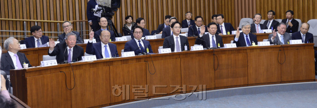 6일 서울 여의도 국회에서 '최순실 국정농단 게이트' 진상 규명을 위한 국회 국정조사특위 청문회가 열린 가운데 안민석 더불어민주당 의원이 전경련 해체에 대해 기업 총수들에게 의사를 묻자 해체반대 의사를 밝힌 기업총수들이 손을 들고 있다. 박해묵 기자/mook@heraldcorp.com
6일 서울 여의도 국회에서 '최순실 국정농단 게이트' 진상 규명을 위한 국회 국정조사특위 청문회가 열린 가운데 안민석 더불어민주당 의원이 전경련 해체에 대해 기업 총수들에게 의사를 묻자 해체반대 의사를 밝힌 기업총수들이 손을 들고 있다. 박해묵 기자/mook@heraldcorp.com