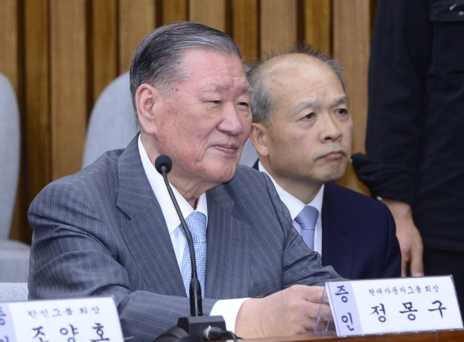 6일 서울 여의도 국회에서 '최순실 국정농단 게이트' 진상 규명을 위한 국회 국정조사특위 청문회가 열린 가운데 정몽구 현대자동차그룹 회장이 의원들의 질의를 받고 있다. 박해묵 기자/mook@heraldcorp.com
6일 서울 여의도 국회에서 '최순실 국정농단 게이트' 진상 규명을 위한 국회 국정조사특위 청문회가 열린 가운데 정몽구 현대자동차그룹 회장이 의원들의 질의를 받고 있다. 박해묵 기자/mook@heraldcorp.com