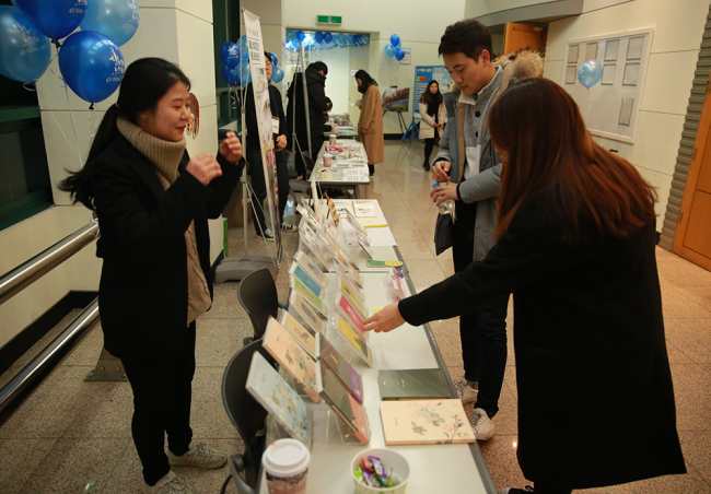 가천대, 생명과 나눔 문화제에 참여한 자폐아동미술교육단체‘삼분의이’가 엽서를 전시하고 있다.
가천대, 생명과 나눔 문화제에 참여한 자폐아동미술교육단체‘삼분의이’가 엽서를 전시하고 있다.