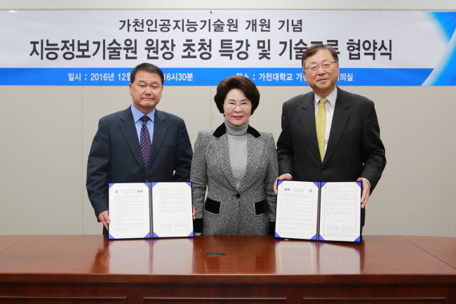 가천대가 인공지능기술원 개원을 기념해 6일 지능정보기술원과 기술교류협약을 맺었다. 사진은 왼쪽부터 오해석 가천인공지능기술원장, 이길여 가천대 총장, 김진형 지능정보기술연구원장 <br />　
가천대가 인공지능기술원 개원을 기념해 6일 지능정보기술원과 기술교류협약을 맺었다. 사진은 왼쪽부터 오해석 가천인공지능기술원장, 이길여 가천대 총장, 김진형 지능정보기술연구원장
　