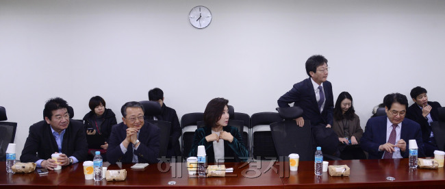 [사진=7일 오전 서울 여의도 국회의원회관에서 새누리당 비상시국회의가 열리고 있다. 박해묵 기자/mook@heraldcorp.com]