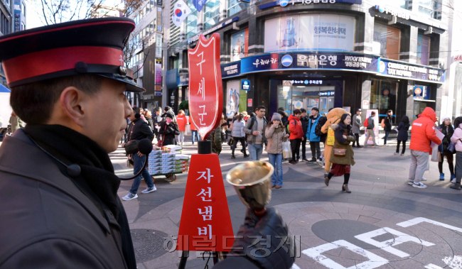 [사진=6일 명동중심가 구세군 자선남비 온정의 손길이 뜸하다. 얼어붙은 연말경기와 최순실게이트로 촉발된 탄핵정국이 맞불려 시민들의 마음이 따뜻함을 잃었다. 정희조 기자/checho@heraldcorp.com]