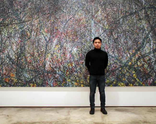 작품앞에선 작가 허수영. forest10, Oil on Canvas, 248x436cm, 2016. [사진제공=학고재갤러리]
