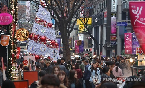 Myeongdong, a major shopping district in downtown Seoul, is crowded with travelers on Dec. 4, 2016. (Yonhap)