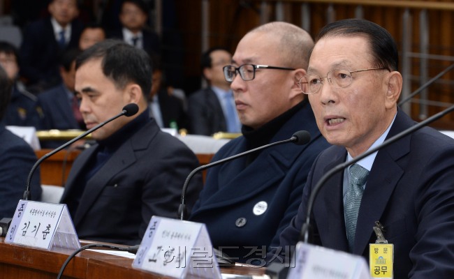 [사진설명=7일 오전 국회에서 열린 최순실 국정농단사건 국정조사 특위 2차 청문회에서 증인으로 출석한 김기춘 전 대통령비서실장이 의원들의 질의에 답하고 있다. 박해묵 기자/mook@heraldcorp.com]