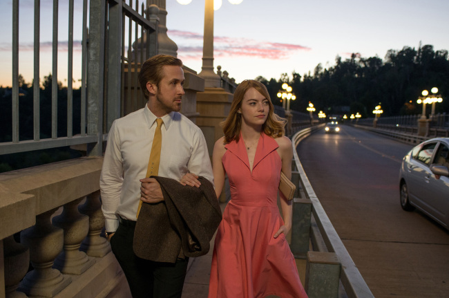 Ryan Gosling as Sebastian and Emma Stone as Mia star in a scene from the movie “La La Land” directed by Damien Chazelle. (Lionsgate-TNS)