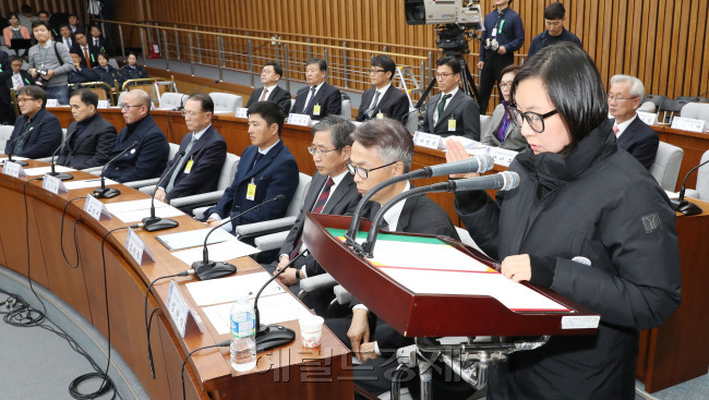 7일 오후 국회에서 최순실 국정농단 의혹 진상규명을 위한 국정조사 특위 2차 청문회에서 오전에 불출석했던 장시호가 출석해 증인선서를 하고 있다. [사진출처=헤럴드경제 DB]