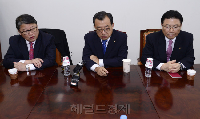 [사진=8일 오전 서울 여의도 국회에서 새누리당 최고위원간담회가 열린 가운데 조원진 최고위원이 발언하고 있다. 박해묵 기자/mook@heraldcorp.com]