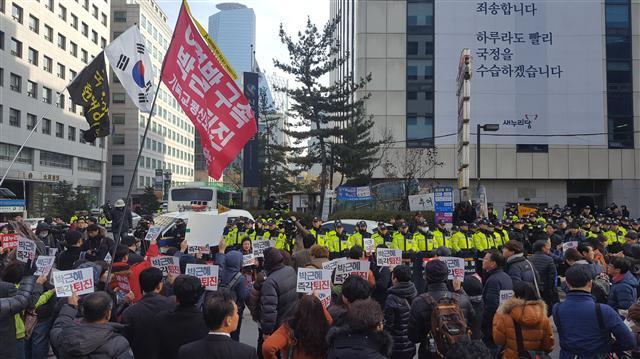 박근혜 대통령의 3차 대국민 담화 이후 정국 수습 방안에 대한 민심은 탄핵 쪽으로 급속히 기울고 있다. 지난 3일 6차 촛불집회 당시 탄핵에 반대하는 새누리당사 앞에서 집회를 하는 시민들.