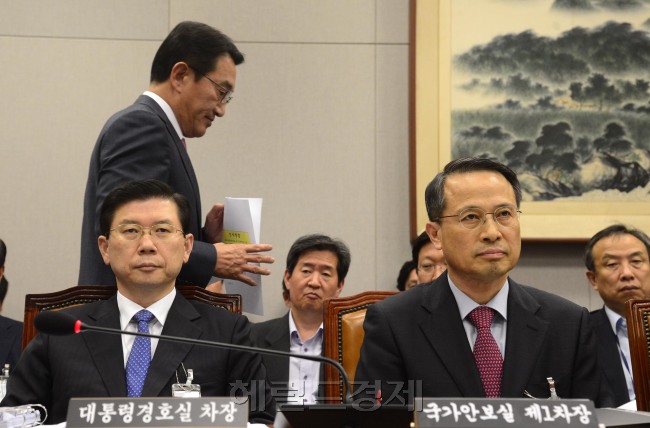 지난 2014년 7월 국회 운영위에 출석한 박종준 전 경호실 차장(왼쪽)은 “대통령 일정이나 동선에 대해서는 외부에 알리지 않는 것이 철칙”이라며 언급을 피했다. 그는 지난해 10월 사퇴 후 올해 20대 총선에 나와 낙선했다. [사진=헤럴드경제DB]