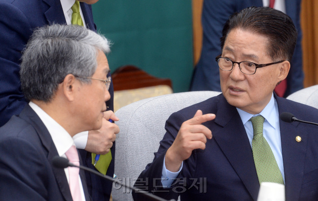 [사진=박지원(오른쪽) 원내대표가 18일 오전 서울 여의도 국회에서 열린 국민의당 의원총회에서 김동철 비상대책위원장과 이야기를 나누고 있다. 안훈 기자 rosedale@heraldcorp.com]