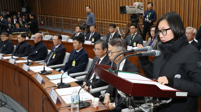 [사진설명=최순실 게이트 국회 국정조사특위의 1ㆍ2차 청문회가 진행된 가운데 박 대통령은 관련 보고를 받으며 국조 상황을 지켜본 것으로 알려졌다. 사진은 7일 최순실 씨의 조카 장시호 씨가 국회 청문회장에 출석해 증인선서하는 모습. 박해묵 기자/mook@heraldcorp.com]