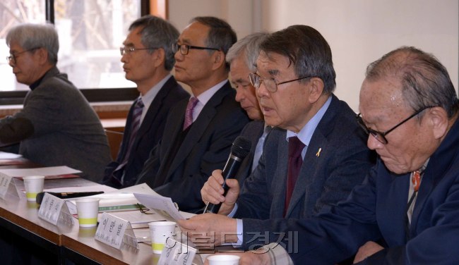 8일 국정 역사교과서 폐기를 촉구하는 기자회견이 정동 프란치스코 교육회관에서 열렸다. 이 자리에는 이만열 전 국사편찬위원장등 역사학계 원로 27분이 참여하였다.  <br />정희조 기자/checho@heraldcorp.com