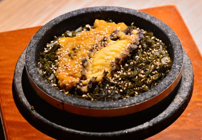 Hallasan's abalone and sea urchin rice hot pot features “mom” or “mojaban” -- a seaweed that is a delicacy traditionally enjoyed on Jeju Island (Lee Sang-sub/The Korea Herald)